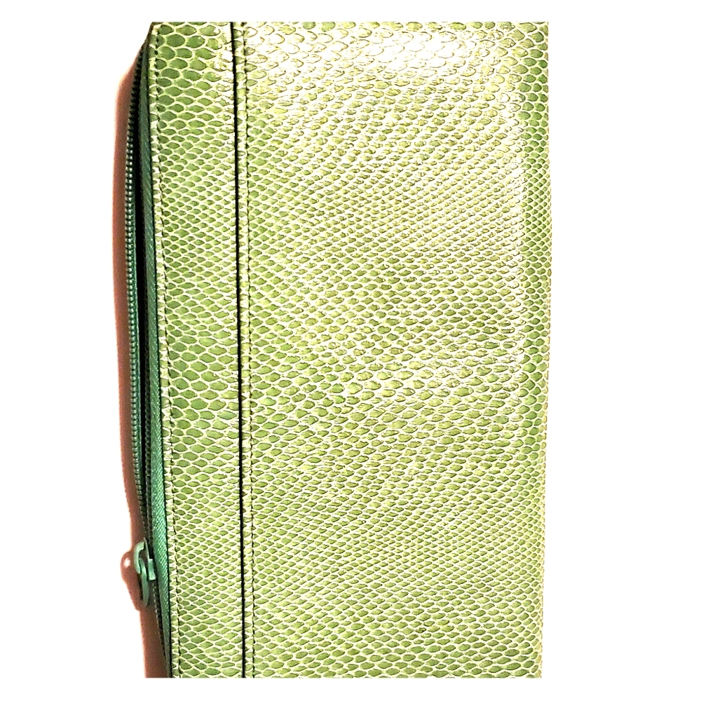 Women's green billfold